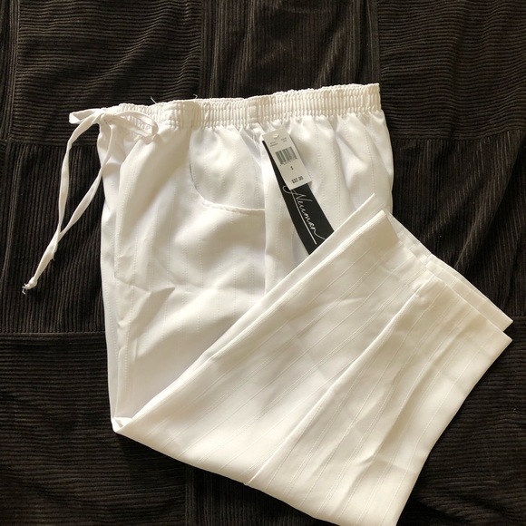 NEW Jeno Newman White Capris - Picture 1 of 10